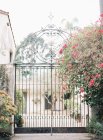 Ornate metal gate and elegant villa — Stock Photo