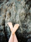 Cruzou pés femininos — Fotografia de Stock
