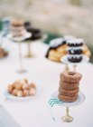 Rosquillas y pasteles en platos - foto de stock