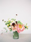 Свежие срезанные цветы в банке — стоковое фото