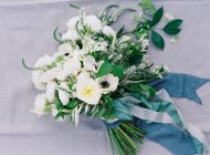 White bridal bouquet — Stock Photo