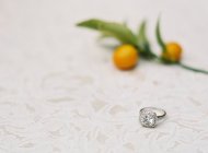 Обручальное кольцо на скатерти — стоковое фото