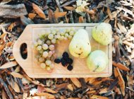 Груши, виноград и тутоягоды — стоковое фото