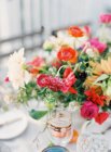Arranjo floral na mesa de ajuste — Fotografia de Stock