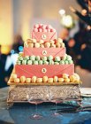 Farbenfrohe Macarons auf dekoriertem Stand — Stockfoto