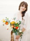 Belle avec bouquet de fleurs — Photo de stock