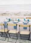 Набір столів для обіду на пляжі — стокове фото