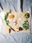 Verdure e spezie su carta da cucina — Foto stock