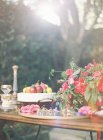 Set festive table with cake — Stock Photo