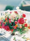 Квіткова композиція на таблиці — стокове фото