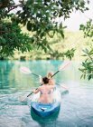 Mujer skuling kayak - foto de stock
