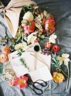 Цветы для создания свадебной цветочной композиции — стоковое фото