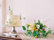 Красивий прикрашений весільний торт — стокове фото