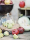 Frutas y hortalizas sobre mesa de madera - foto de stock