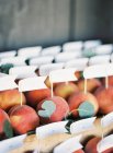 Свіжі персики з етикетками прапорів — стокове фото