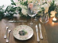 Setting table with floral decor — Stock Photo