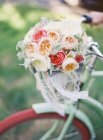 Велосипед прикрашений квітами — стокове фото