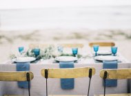 Tisch für Abendessen am Strand gedeckt — Stockfoto
