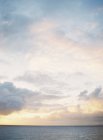 Nuvole-mantello sopra oceano calmo — Foto stock
