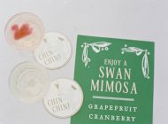 Copa con cóctel mimosa - foto de stock