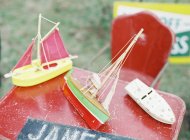 Плаваючий човен іграшки — стокове фото
