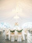 Mesa de casamento em pavilhão de luz — Fotografia de Stock
