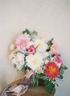 Свадебный букет с хризантемами — стоковое фото