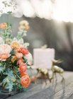 Gâteau de mariage avec des fleurs et des cerfs — Photo de stock
