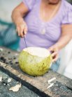 Mujer corte pomelo fruta - foto de stock