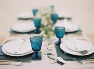 Tisch mit Kieselsteinen dekoriert — Stockfoto