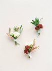 Бутоньерки из свежих цветов — стоковое фото