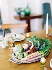 Alcachofas y verduras en la mesa - foto de stock
