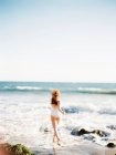 Mulher bonita correndo na praia — Fotografia de Stock