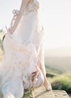 Женщина в свадебном платье на открытом воздухе — стоковое фото