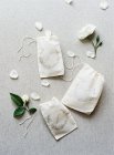 Invitaciones de boda elegantes en sacos - foto de stock