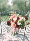 Свежий вырезанный букет с хризантемами — стоковое фото