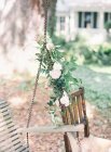 Винтажные деревянные качели, украшенные цветами — стоковое фото