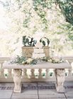 Wedding cake on stone table — Stock Photo