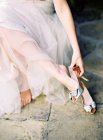 Sposa che indossa scarpe da sposa — Foto stock