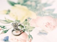 Wedding rings with gems — Stock Photo