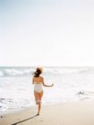 Красива жінка біжить на пляжі — стокове фото