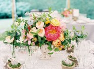 Arranjo floral na mesa de ajuste — Fotografia de Stock
