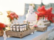 Hochzeitsdekor am gedeckten Tisch — Stockfoto