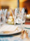 Gedeckter Tisch mit Gläsern und Tellern — Stockfoto