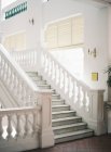Escaliers avec poignées en marbre — Photo de stock