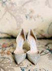 Zapatos de tacón alto brillo nupcial - foto de stock