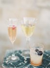 Champagne et vin blanc dans des verres — Photo de stock
