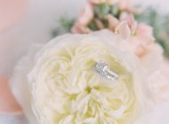 Обручальные кольца на декоративном цветке — стоковое фото