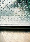 Griglia metallica finestra — Foto stock