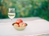 Свежие спелые яблоки в миске — стоковое фото